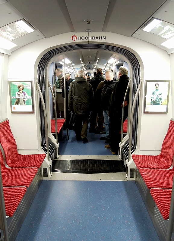 Im Gegensatz zu den bisherigen Hamburger U-Bahn-Fahrzeugen ist die dreiteilige Einheit des DT5 durch zwei Faltenblge verbunden und durchgngig zu betreten. Bahnhof Jungfernstieg, 28.1.2012