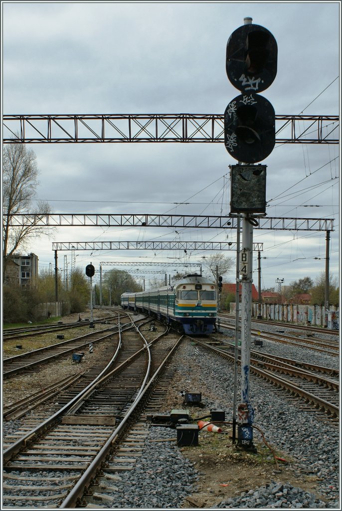 Im Gegensatz zu den meinst dreiteiligen Zgen verkehrte der nur Freitag und Sonntag angebotene Schnellzug 12 von Tallinn nach Tartu sechsteilig an der Spitze die DR 1B 3719, am Schluss der DR1B 3720 und dazwischen vier Zwischenwagen, davon einer erste Klasse.
Hier verlsst der Schnellzug 12 Tallin.
6. Mai 2012