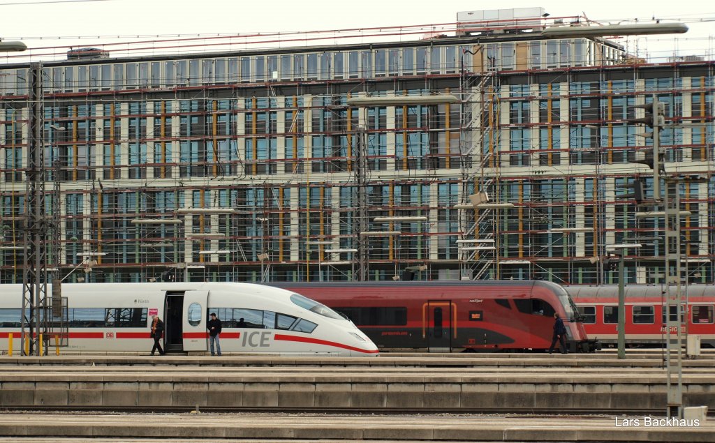Im Gegensatz zum  angespitzem  ICE 3 wirkt der Railjet in der Front ein wenig plattgedrckt. Gesehen am 21.03.10 in Mnchen Hbf.