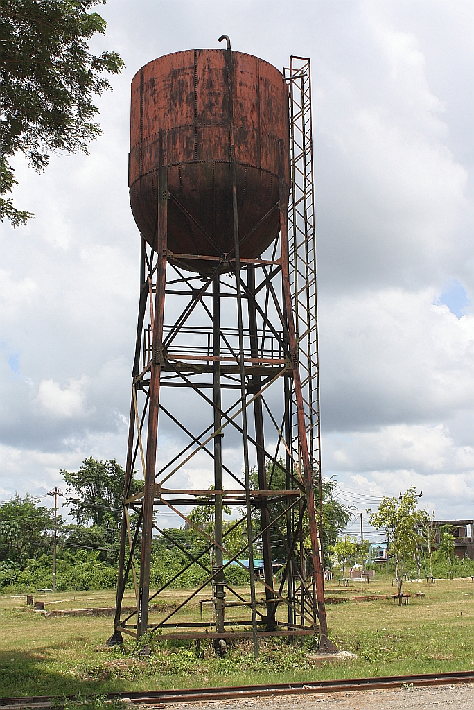 Im Gegensatz zur Drehscheibe wird der Wasserturm auch heute noch verwendet, Bf. Kantang am 25.Oktober 2010.