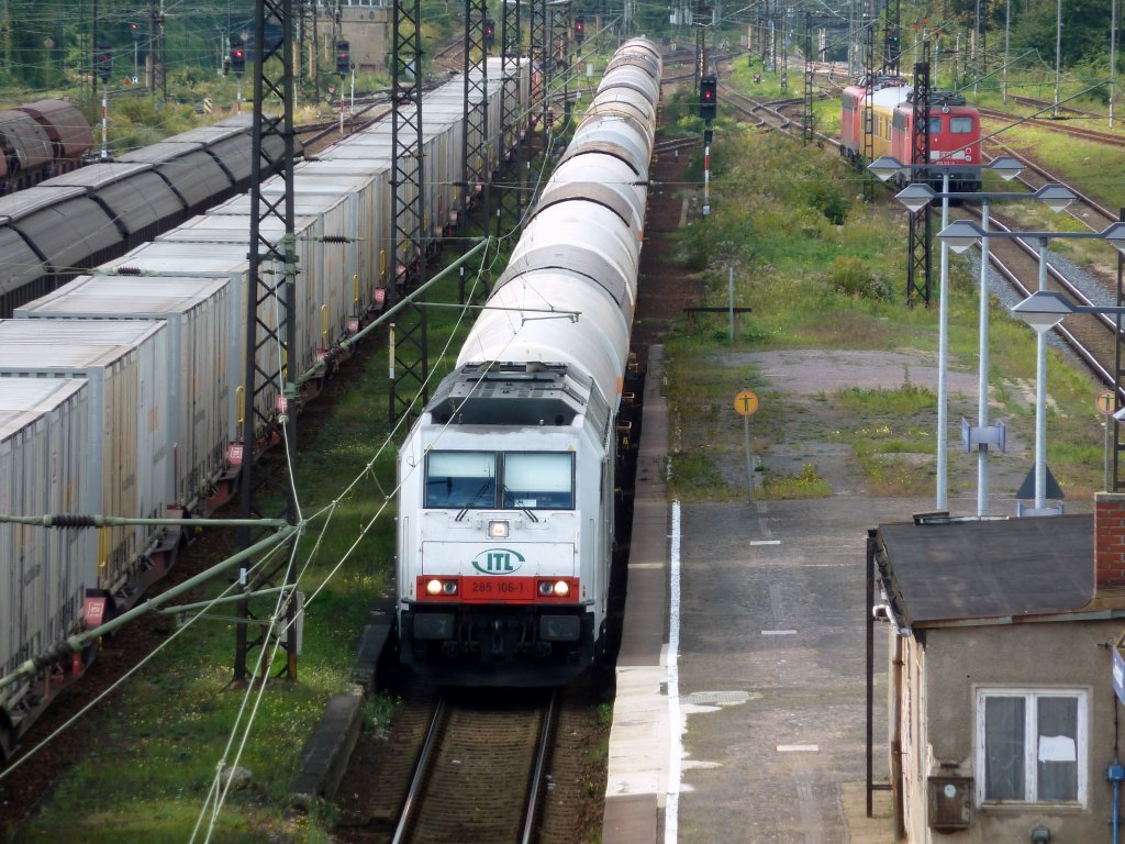 Im Gegenzug kommt 285 106 ITL mit einem Kesselwagenzug durch Dresden Friedrichstadt in Richtng Bad Schandau.
22.09.11