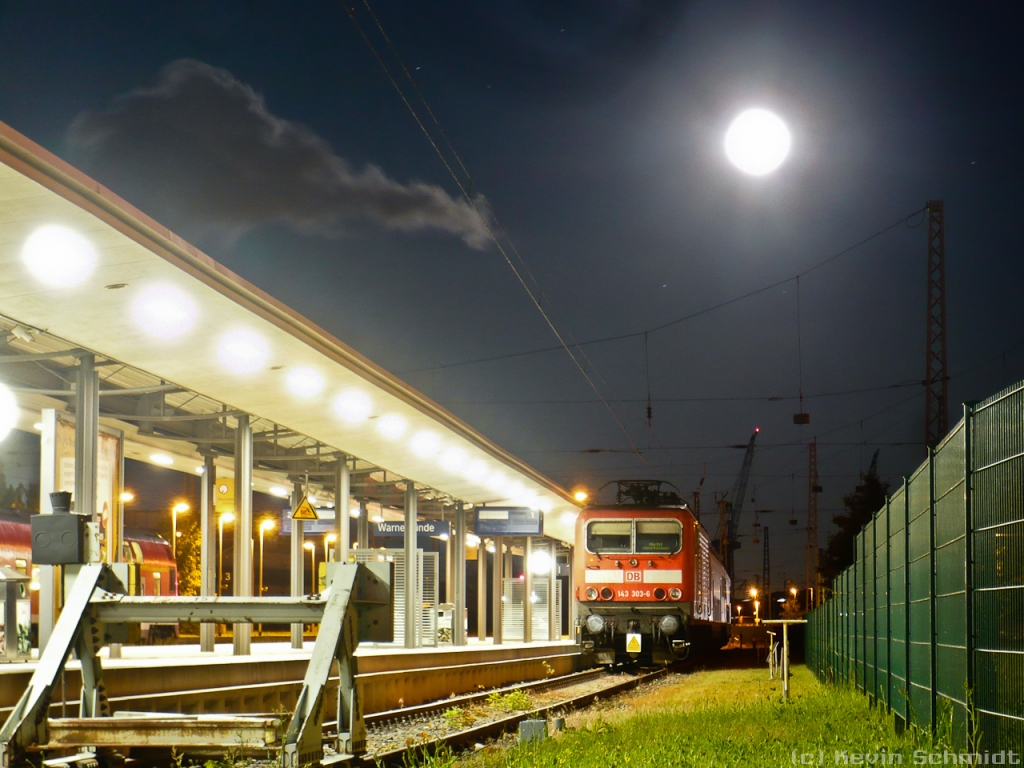 Im geheimnisvollen Mondschein steht 143 303-6 mit einer Doppelstock-Garnitur gegen Mitternacht im Bahnhof Warnemünde auf Gleis 1. (27.06.2010)