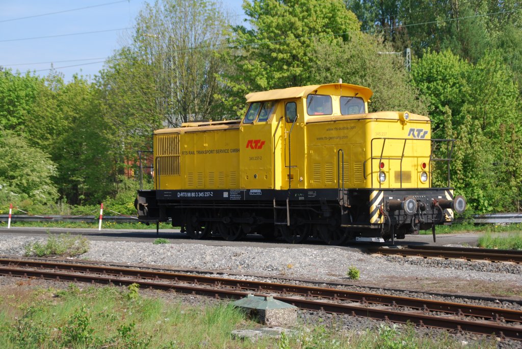 Im gestreckten Galopp ging es am 05.05.2012 ber den gesamten Bahnsteig von Altenbeken um ein paar Bilder von der sehr gepflegt wirkenden 345 237-2 zu bekommen. Die Lok der Transportgesellschaft RTS kam von Paderborn aus ber das Viadukt und musste auf diesem Nebengleis einen Zwischenstopp einlegen, da ein ICE Vorfahrt hatte. 

