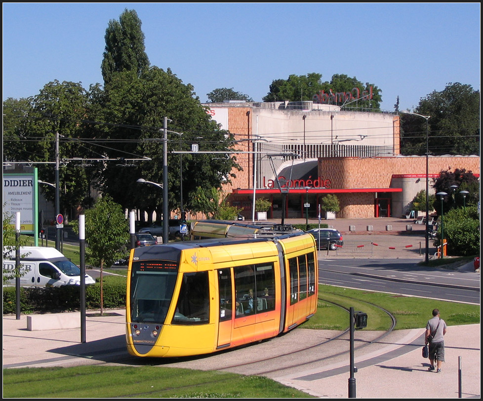 Im Gleisbogen - 

In Fahrtrichtung stadtauswärts fährt hier Citadis-Tram 209 (einzige Tram in gelb) von der Chaussée Bocquaine in die Aveune du Général de Gaulle. 

24.07.2012 (G)