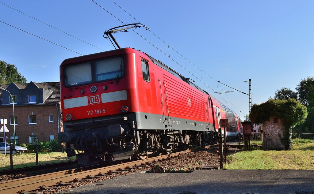 Im Gleisbogen in Osterath an der Viehgasse ist die 112 161-5 mit einer RE 7 nach Rheine abgelichtet. Sonntagnachmittag 16.September 2012