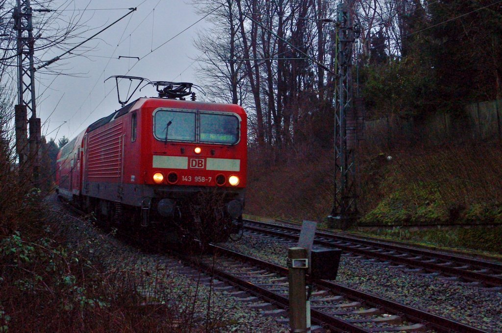 Im Gleisbogen um die Jchener Mhle kommt die 143 958-7 am Freitagsptnachmittag gen Rheydt mit einer RB 27 gefahren. 1.2.2013