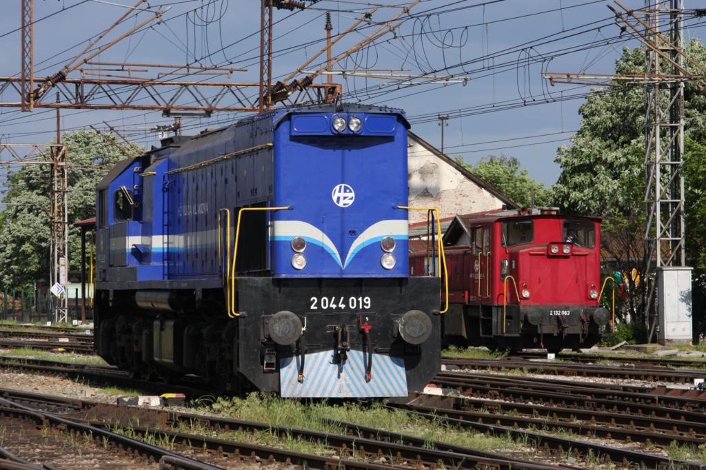 Im Gleisvorfeld des kroatischen Bahnhof Vinkovci treffen sich am 6.5.2010
HZ 2044019 und Rangierlok 2132063.
