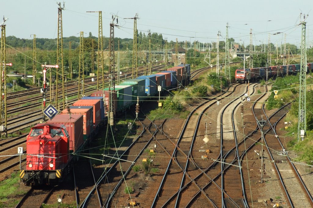 Im Gleisvorfeld von Halle Rbf.:
Hier laufen die KBS 340, 330 und 250 zusammen. Aus Rtg. Bernburg kommt links 202 453 der WFL mit einem Containerzug, whrend in der Mitte ebenfalls mit einem Containerzug, 145 054 von Railion in den Bahnhof einfhrt. Bild ist von der Brcke nach Halle-Ost aufgenommen.
Halle, der 20.8.2010