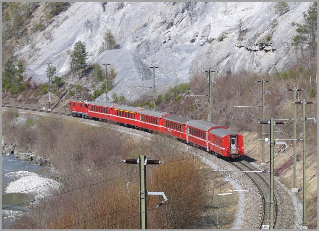 Im Grand Canon of Switzerland folgt nur die Bahn und ein Wanderweg dem Vorderrhein, hier ist RE1257 mit Ge 4/4 II 615  Klosters  auf dem Weg nach Versam-Safien. (08.04.2010)