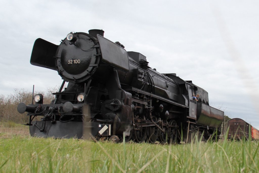 Im Gras gelegen sahen sicher schon viele diese Lok, aber jetzt auch im Internet aus dem Eisenbahnmuseum Strasshof, hier zusehn ist die 52 100; am 22.04.2012