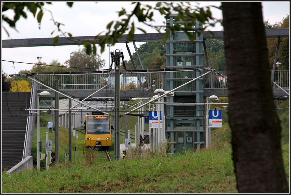 .Im Grünen - 

Ein ungewöhnlicher Blickwinkel auf die Stadtbahnstation Parksiedlung in Ostfildern. 

08.10.2009 (M)