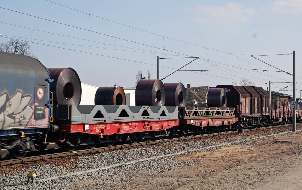 Im Gterzug von 145 016 hingen diese beiden Coiltransportwagen. Fotografiert am 02.04.11 in Raguhn.