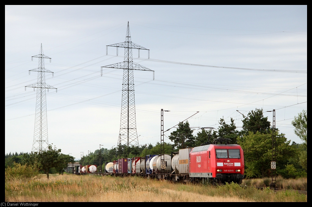 Im Gterverkehr sind auf der Rheinbahn die  Kistenzge  sehr stark vertreten. Hier ein solcher, mit der Seddiner 145 129 bespannt am 17. Juli 2010 nahe Wiesental.
