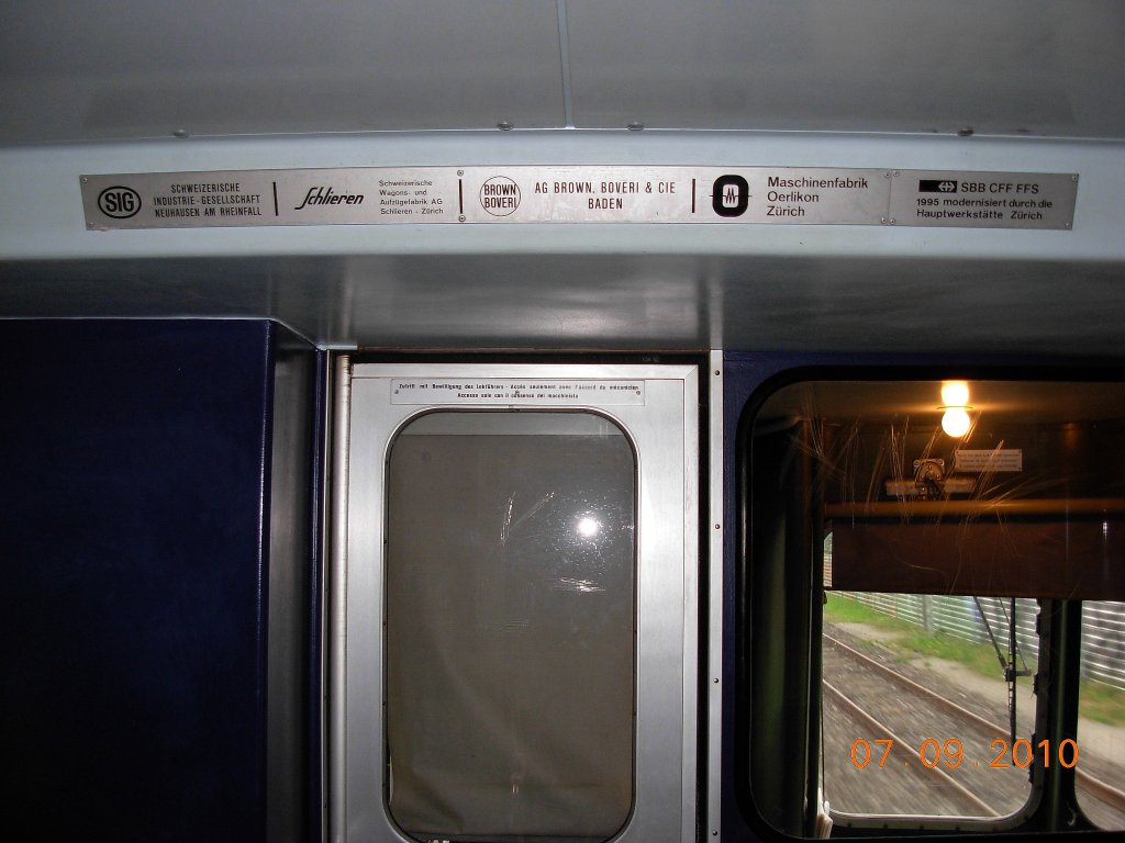 Im halbdunklen Einstiegsraum der SBB-Triebwagen RBe 540 (alt RBe 4/4)  findet man dieses einzigartike Herstellerschild: es nennt nicht bloss die Hersteller der Wagen, sondern auch die Umbauer! Fr mich ist das einmalig. Fr Sammler: die Schilder sind extrem gut befestigt! Denkt gar nicht an's Abschrauben... Geblitzt habe ich ausnahmsweise, den ohne kann man diese spezielle Schild nun wirklich nicht fotografieren. Ich habe jetzt auch versucht, das Bild mit Irfan View zu schrfen. Das Schild kann wirklich nicht abmontiert werden, um es im Freien ohne Blitz fotografieren zu knnen! Und ... geschrft habe ich es ja so gut als irgendwie mglich.