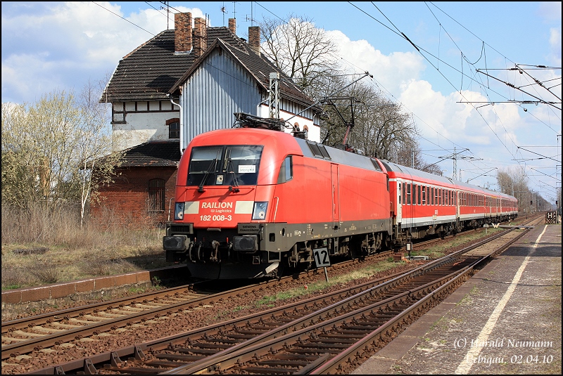 Im Haltepunkt Uebigau begren die blhenden Weiden den RE28130 bei seiner Durchfahrt nach Leipzig-Thekla am 02.04.10.