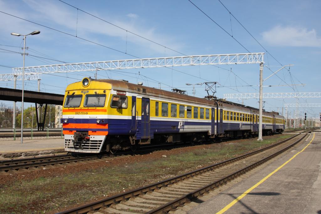 Im Hauptbahnhof der lettischen Hauptstadt Riga bilden alte Elektro Triebwagen 
russischer Bauart das Rckgrat des Nahverkehr. Am 30.4.2012 steht
ER2T-7113-09 am Bahnsteig.