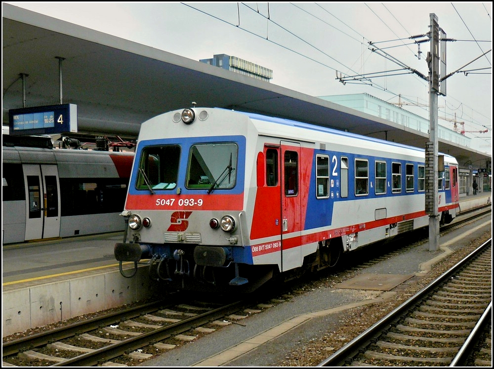 Im Hauptbahnhof von Linz steht am 14.09.2010 der Triebzug 5047 093-0  als REX nach Grnau im Almtal bereit. (Hans) 