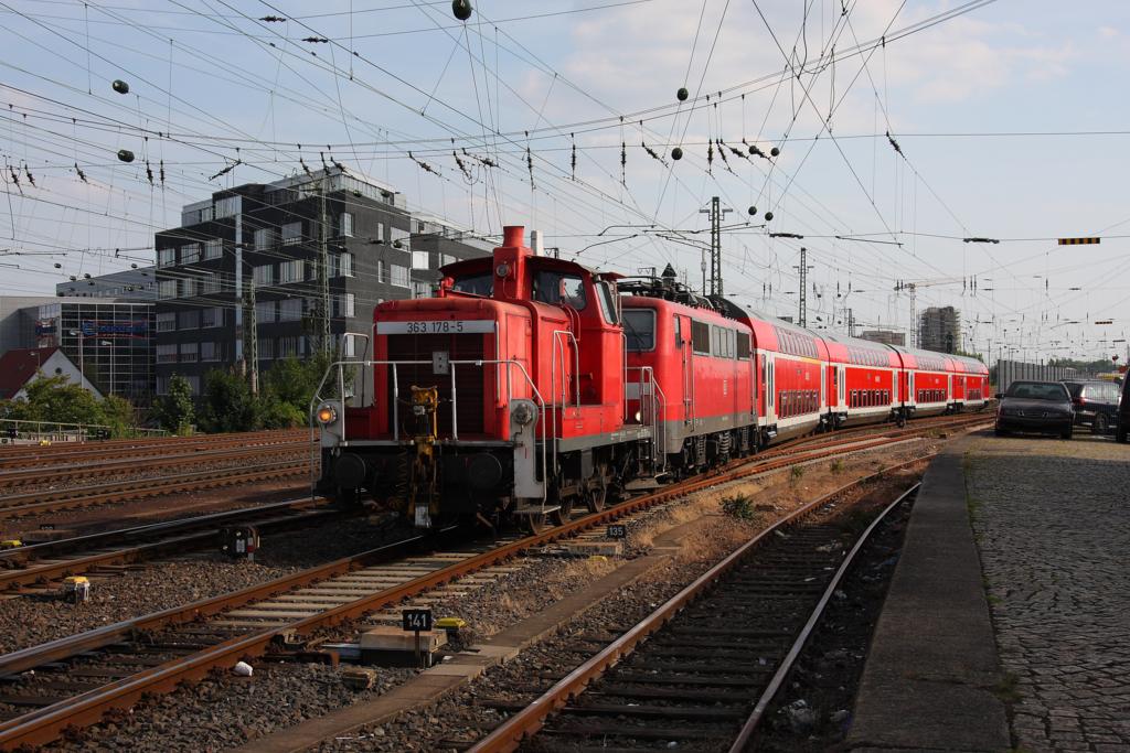 Im Hauptbahnhof Mnster sind noch immer V 60 Rangierdienste anzutreffen.
Am 16.07.2013 zog 363178 eine komplette Dosto Einheit mit Zuglok der 
Baureihe 111 aus der Abstellgruppe in den Hauptbahnhof an mir vorbei.