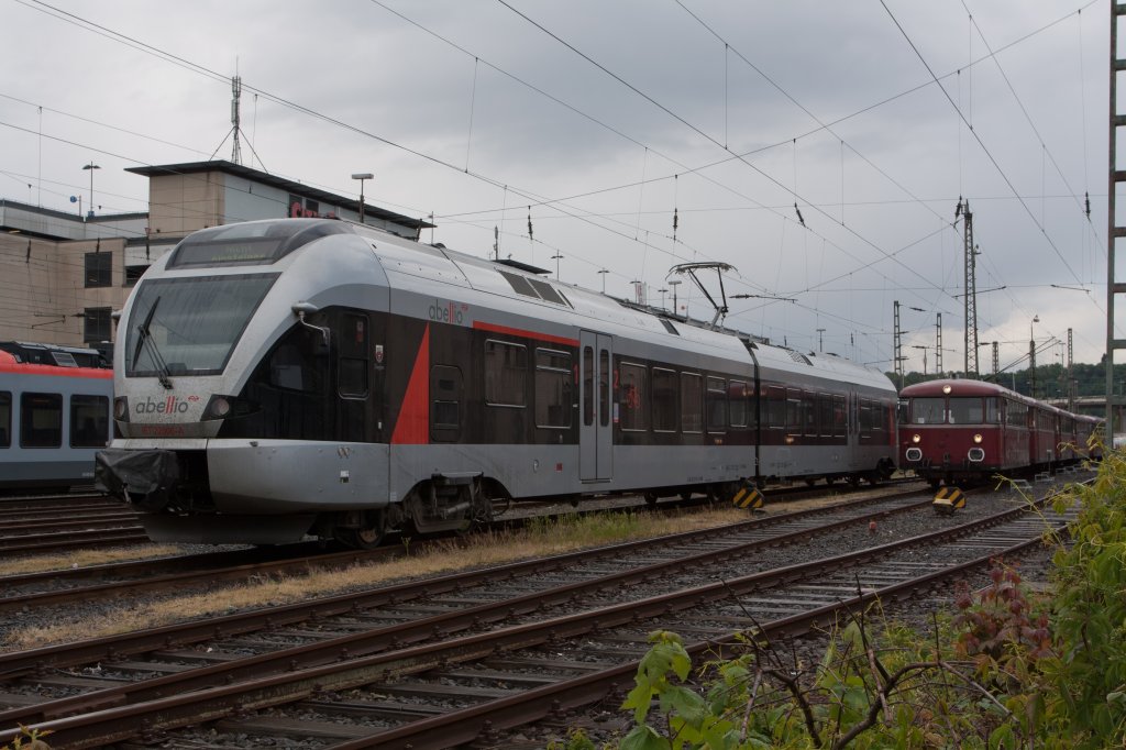 Im Hbf Siegen abgestellter ET 22 006   Siegen  (2-teiliger Stadler Flirt) der Abellio Rail NRW am 15.05.2011. Hinten rechts ist eine 5-fach gekuppelte Uerdinger-Schienenbuseinheit der Oberhessischen Eisenbahnfreunde.