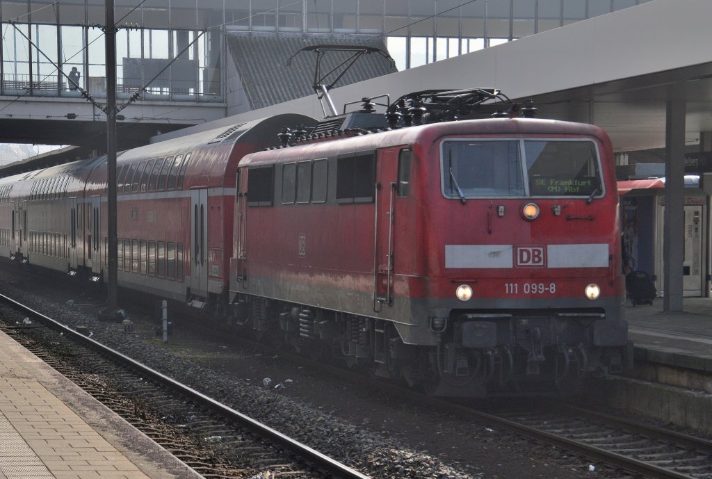 Im Heidelberger Hauptbahnhof an Gleis 5 steht die 111 099-8 als Zugmaschine eines SE nach Frankfurt/Main Hbf der aus 5 Dostockwagen besteht. Sonntag 3.3.2013