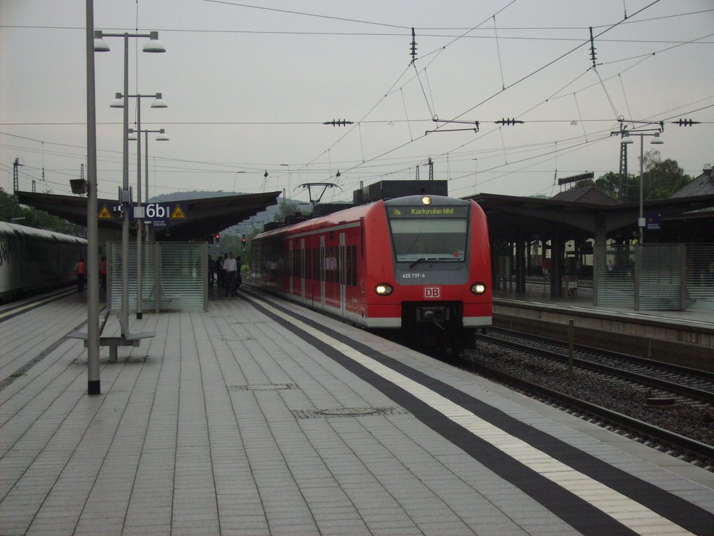Im Herbst 2010 ist 425 737-4 gerade bei der Ausfahrt aus dem Bahnhof Karlsruhe Durlach. Sein nchster und letzter Halt der Tour, als RB von Mannheim ber Schwetzingen, Waghusel und Graben-Neudorf, wird Karlsruhe Hauptbahnhof sein.