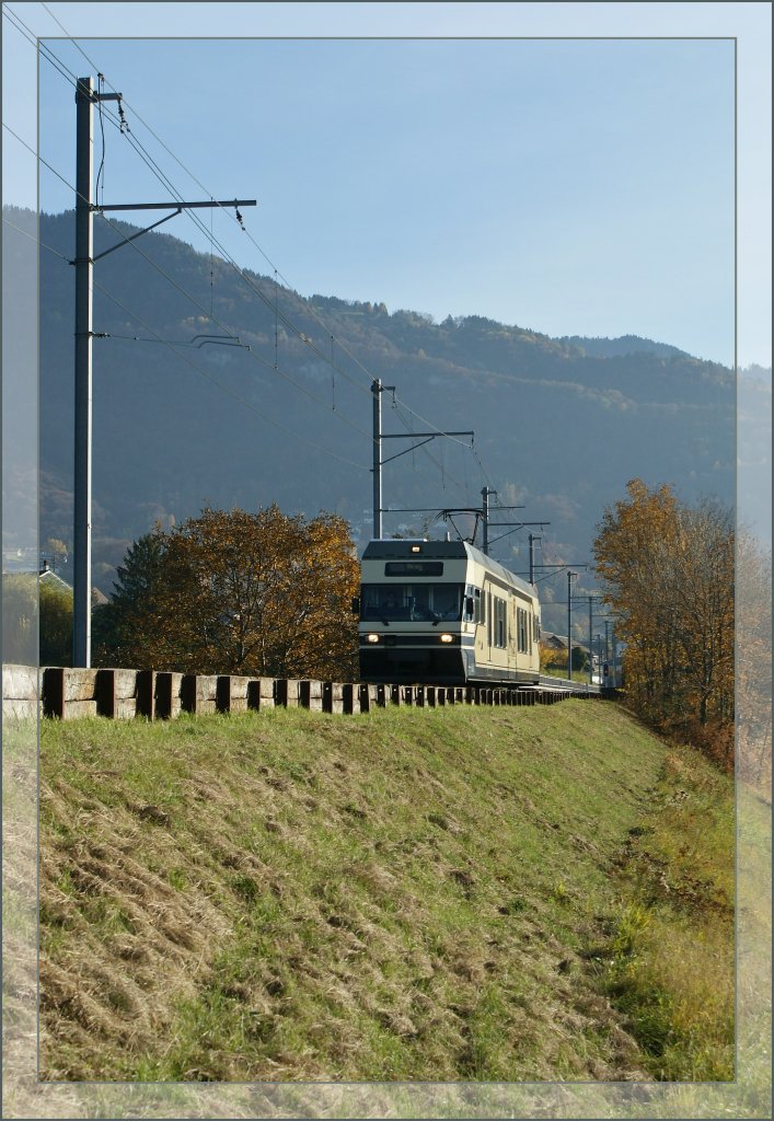 Im herbstlichen Gegenlicht fährt ein CEV GTW am 4. November 2010 als Regionalzug 1376 Richtung Vevey. 
