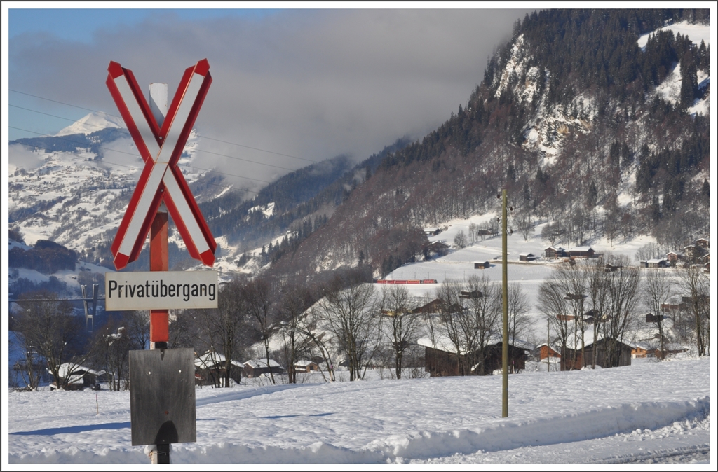 Im Hintergrund erscheint RE1037 mit Ge 4/4 III 642  Breil/Brigels  auf der Bildflche. Er befindet sich zwischen Serneus und Klosters Dorf. Mein Standpunkt ist halbwegs zwischen Klosters Dorf und Klosters Platz, wie es seit Fahrplanwechsel offiziell heisst. (23.12.2011)