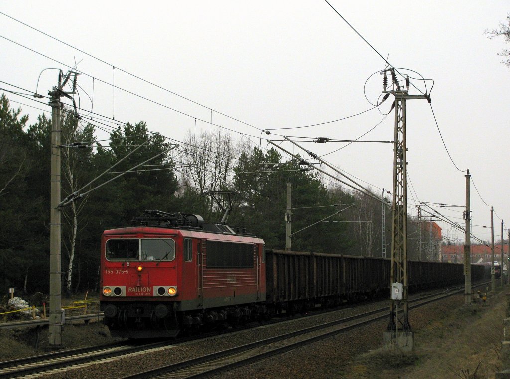 Im Hintergrund fhrt noch der lange Autozug, da kommt schon der Kolhenzug Knigs Wusterhausen - Spreewitz durch mit 155 075-5 am 17.03.