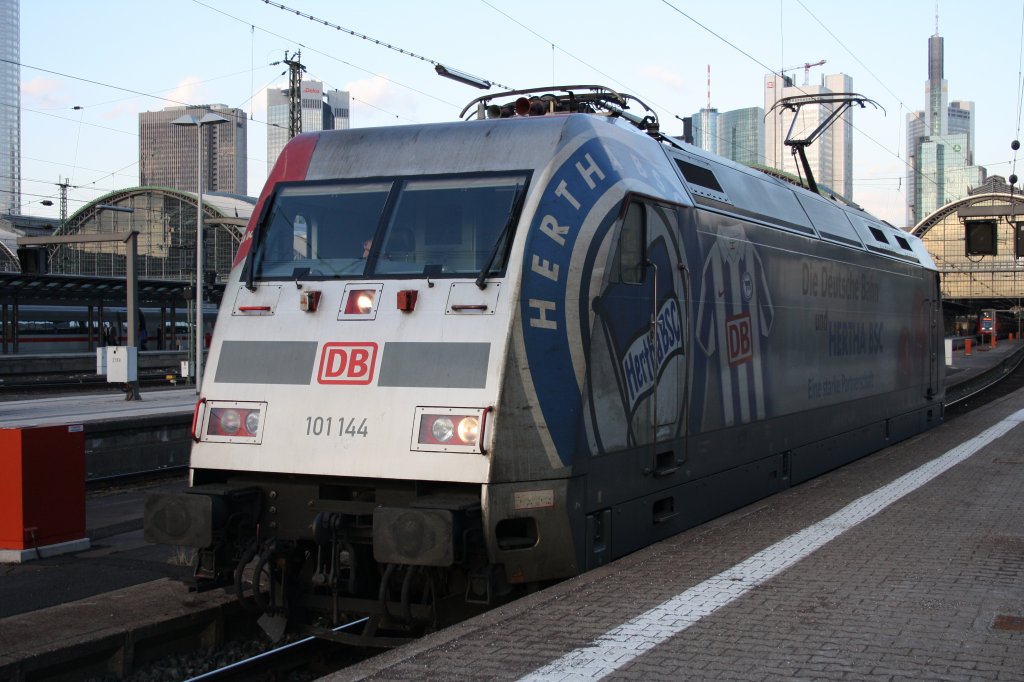 Im Hintergrund die Frankfurter Skyline: 101 144  Hertha BSC  am 02.03.10. 