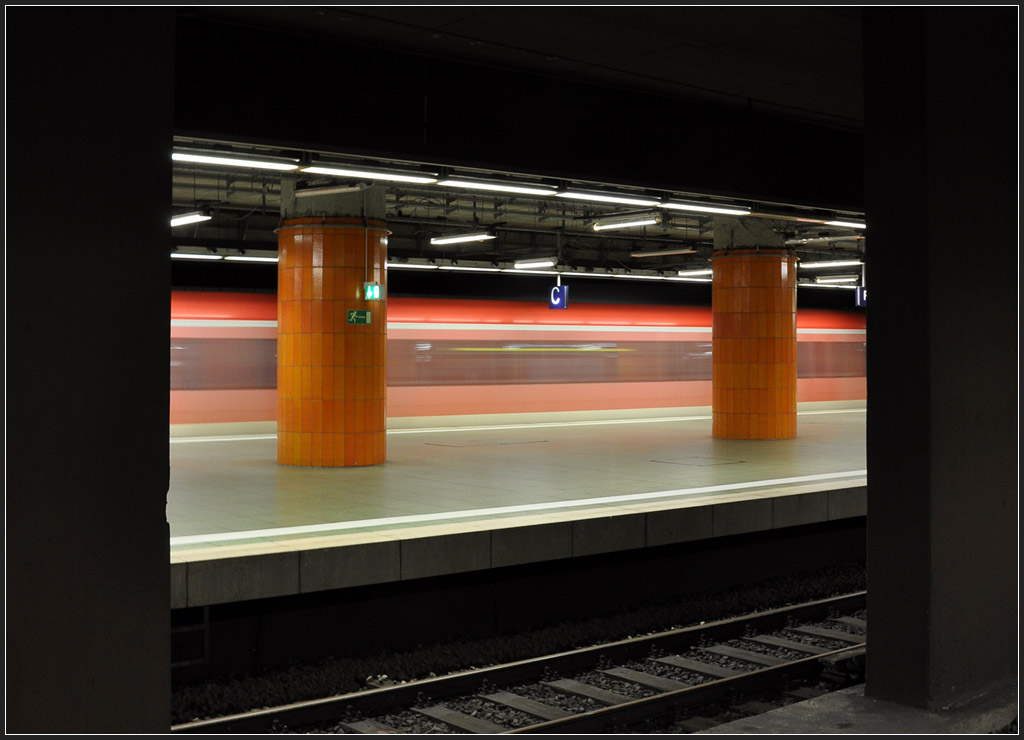 Im Hintergrund rauscht die S-Bahn vorbei - 

Tunnelbahnhof unter dem Frankfurter Hauptbahnhof mit einfahrender S-Bahn der Baureihe 423. 

12.07.2012 (J)