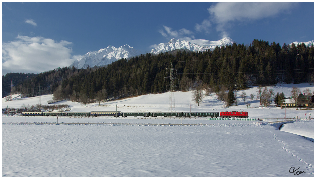 Im Hintergund der schneebedeckte Dachstein und davor rollt die Nostalgie E-Lok 1010.03 mit dem Schi WM Sonderzug SD 14076 (Schladming-Wien FJB) durch das winterliche Ennstal.
Schladming 10.2.2013