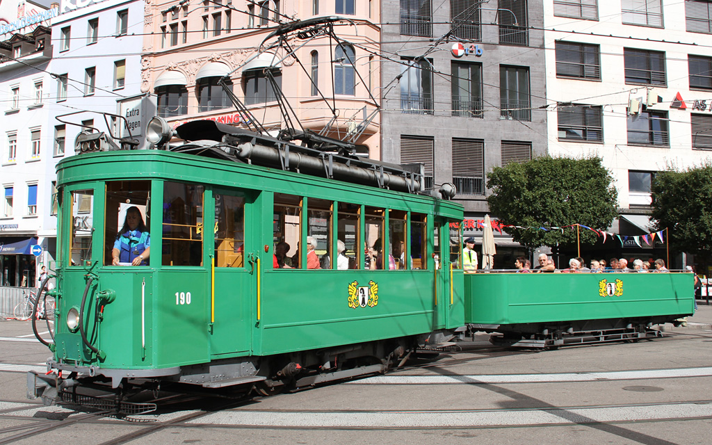 Im Hochsommer knnen in Basel Badwnnli Stadtrundfahrten bei Baseltouristik, BVB oder beim Tramclub Basel gebucht werden. Hier am 26. August 2012 die Be2/2 190 mit dem letzten berlebenden B2 Badwnnli 1045 beim Bhf SBB Basel.