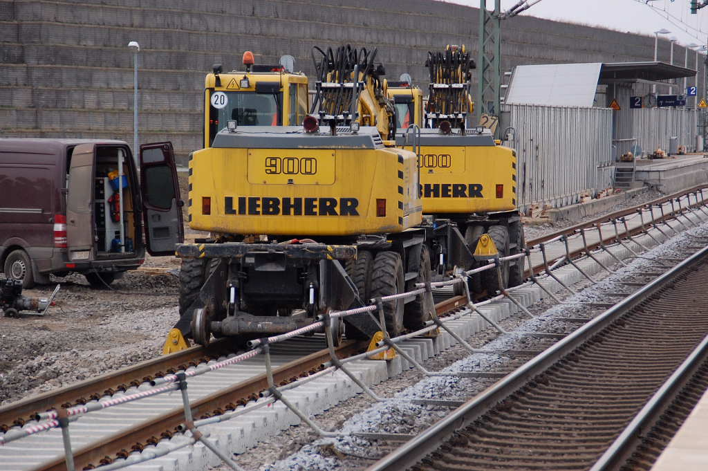 Im HP Allerheiligen werde gerade diese beiden Zweiwegebagger gewartet. Der Monteur ist mit Brenner und Notstromagregat beim Wartungseinsatz zugange am sp�teren Nachmittag des 12.3.2011.