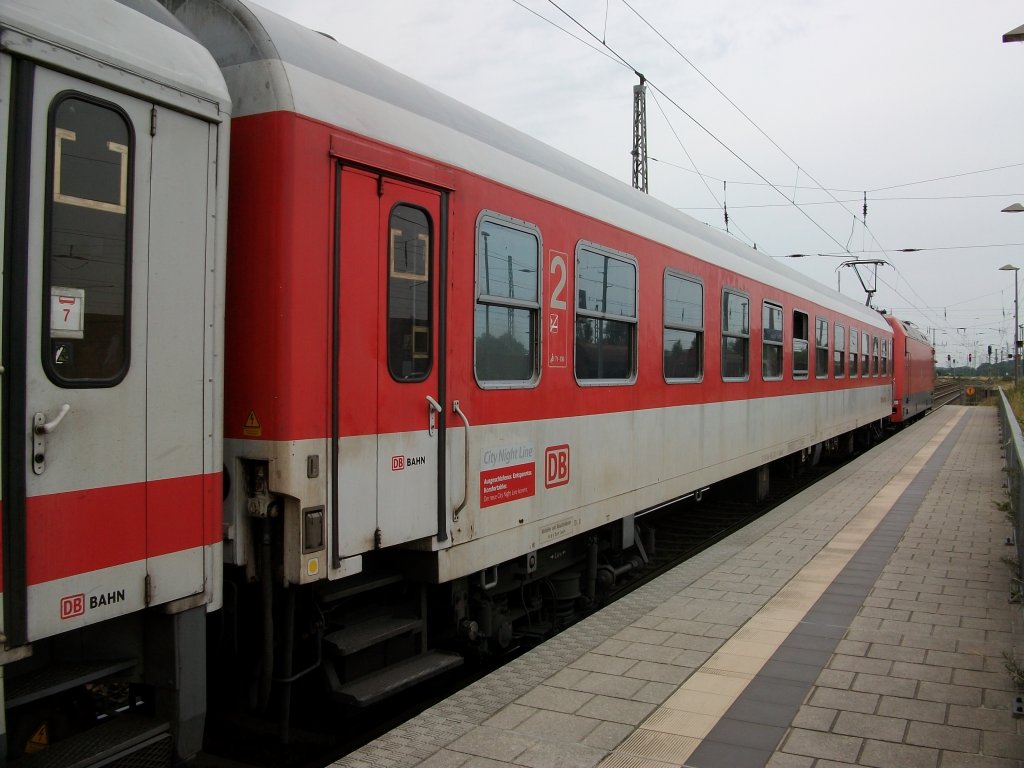 Im IC 2213 Binz-Stuttgart lief am 17.Juli 2010 hinter der Lok dieser Bomdz 51 80 84-95 210-2 Standort Mnchen von DB Nachtzug mit.