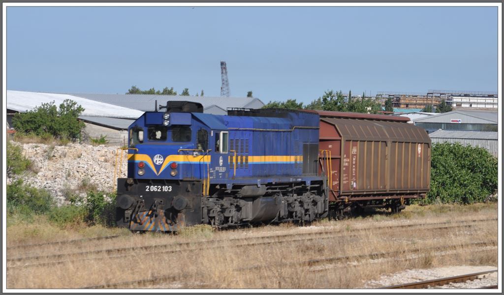 Im Industriegebiet von ibenik wartet die 2062 103. (02.07.2013)