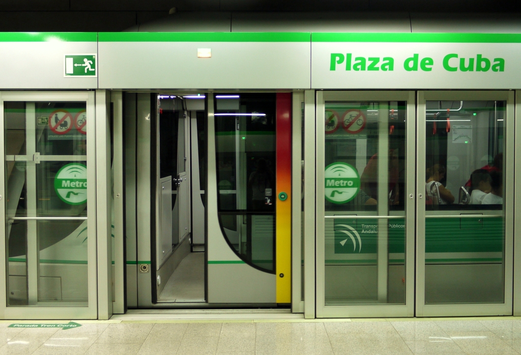 Im Innenstadtbereich bekommt man die Fahrzeuge der Metro von Sevilla kaum zu Gesicht. Die Zge halten hinter einer Glaswand, deren Tren sich erst bei Halt des Zuges ffnen und danach wieder schlieen.  Plaza de Cuba , 14.9.2012