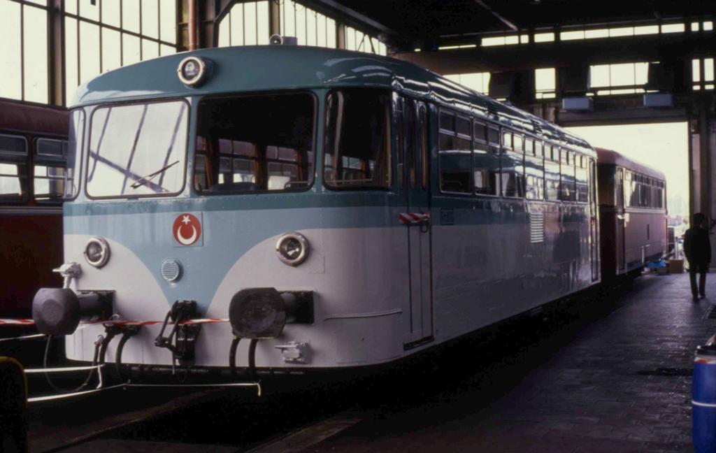 Im Jahr 1989 wurden im AW Bremen gerade ehemalige Schienenbus Triebwagen
der DB fr die trkische Eisenbahn TCDD aufgearbeitet und endlackiert. 
Hier der TW TCDD 3016 kurz vor der Auslieferung am 17.9.1989.