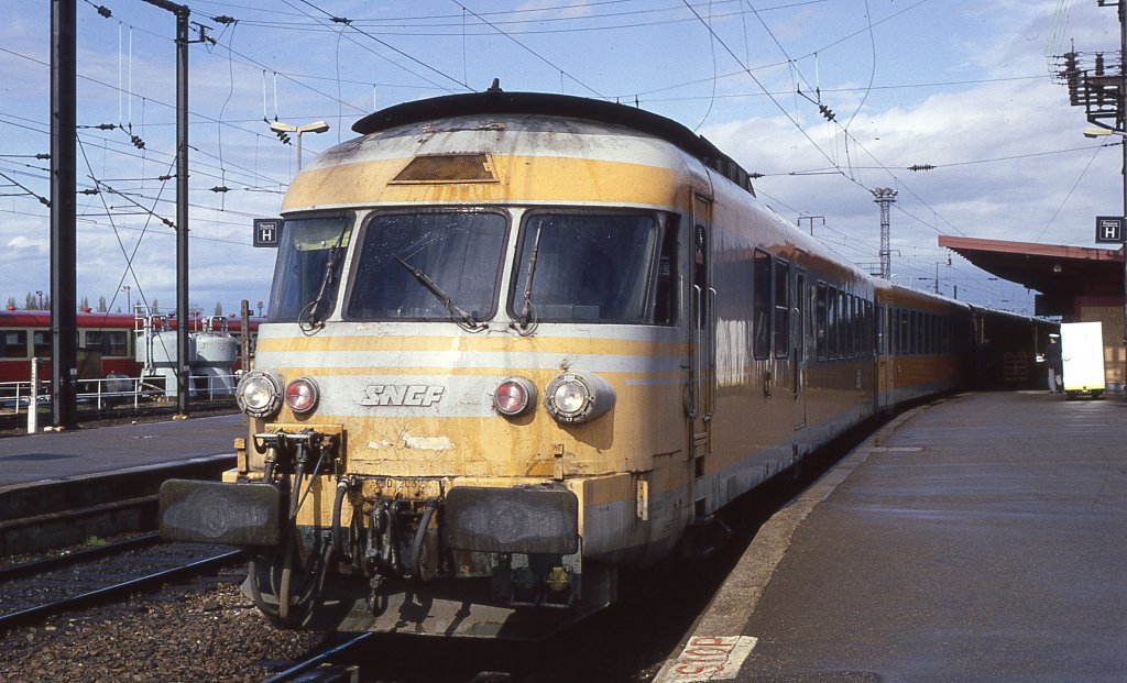 Im Jahr 1997 entstand diese Aufnahme des schon ziemlich mitgenommenen T2000 in Strasbourg. Er kam als  Rapide Turbo Train  aus Richtung Belfort. Ich fand den Sound der Turbinen damals sehr beeindruckend. Schade, dass ich es nicht geschafft habe, mit diesem Zug mal zu fahren. Scan vom Dia. 