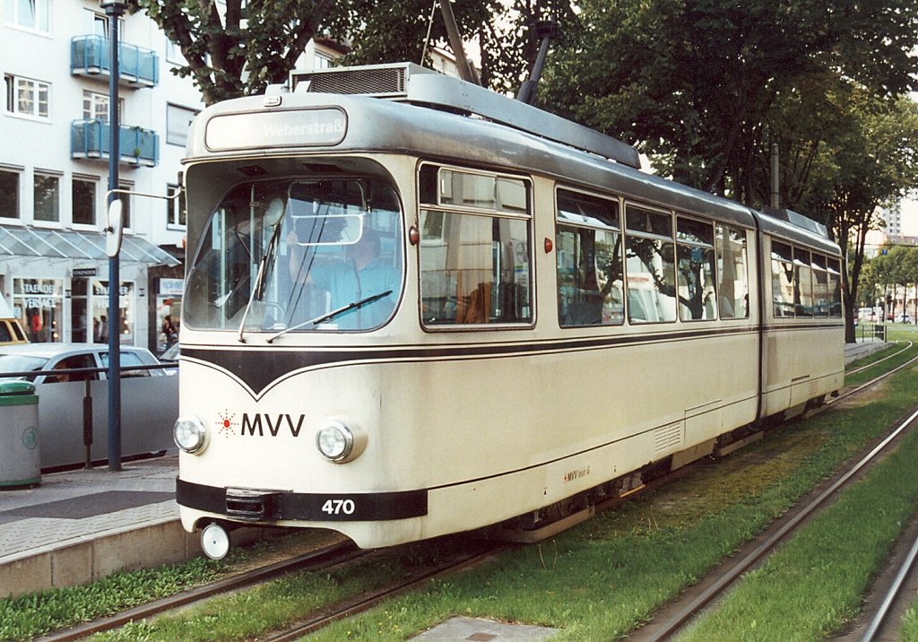 Im Jahr 2002 msste diese Aufnahme des Wagens 470 (Dwag / BBC Typ  Mannheim ) an der Haltestelle Rosengarten in Mannheim entstanden sein. Der Wagen 470 wurde im Jahr 1971 in Dienst gestellt und leider im Jahr 2004 verschrottet. Einige Fahrzeuge von diesem Typ wurden nach Grlitz und Zagreb verkauft. Scan vom Foto. 