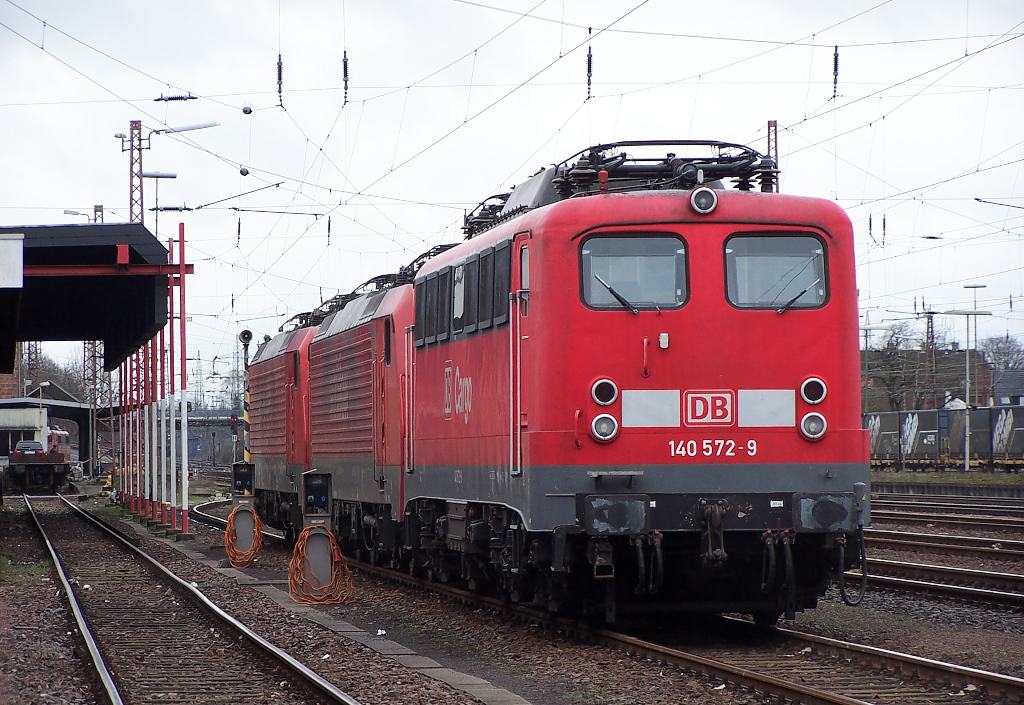 Im Jahr 2010 gab es sehr viele 140er und 139er Leistungen im Saarland.
140 572-9 ist in Dillingen in der Nhe der ehemaligen Gterabfertigung abgestellt.
Die Lok wurde 1965 bei Krupp gebaut.
03.04.2010