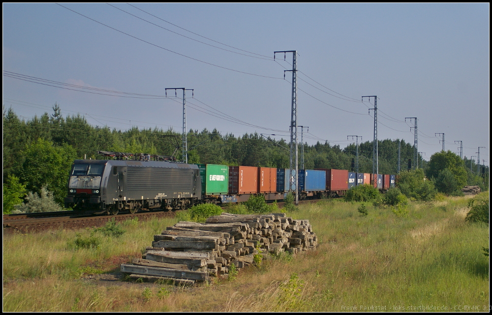 Im Jahr 2011 an PRESS ausgeliefert, fuhr 189 843 auch fr DB Regio. Am 20.06.2013 ist sie mit Container fr DB Schenker Rail in der Berliner Wuhlheide unterwegs