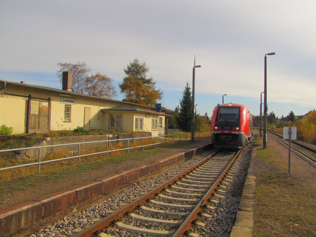 Im Jahr 2011 wurde Crawinkel noch per Bahn angefahren. Nach dem Fahrplanwechsel war damit Schluss. Am 03.11.2011 stand DB 641 038 als RB 16762 nach Gotha abfahrbereit im Crawinkeler Bahnhof.