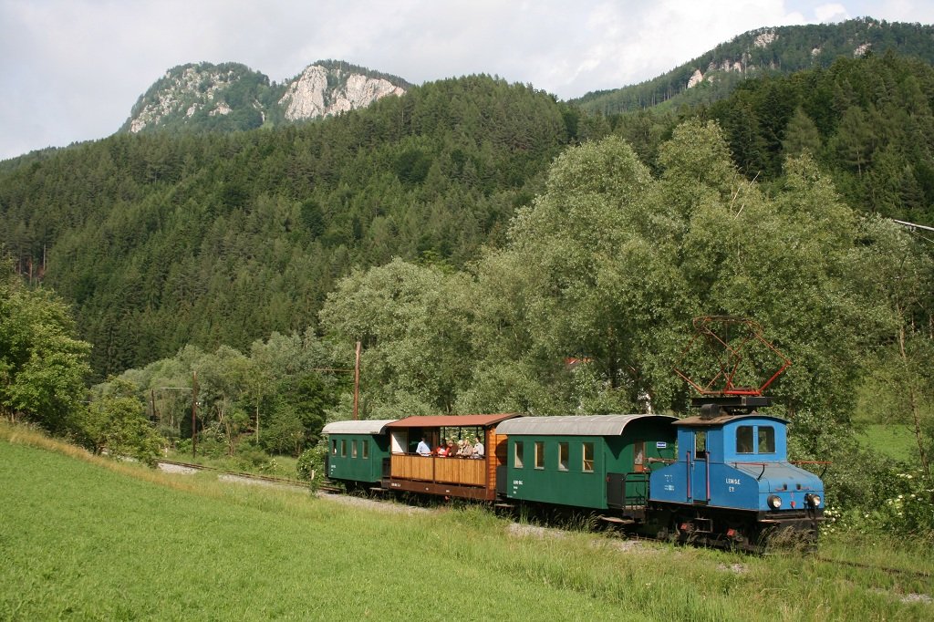 Im Jahr 2013 feiert die Breitenauerbahn ihr Hundertjhriges Jubilum. Selten kommen die beiden Loks aus der Grnderzeit (E1 und E2,Baujahr1913) zu einem Streckeneinsatz. Am 2.06.2007 war die E2 mit ihrem Sonderzug nahe Mautstatt unterwegs. Im Hintergrund ist die 1304m hohe Rannerwand zu sehen.