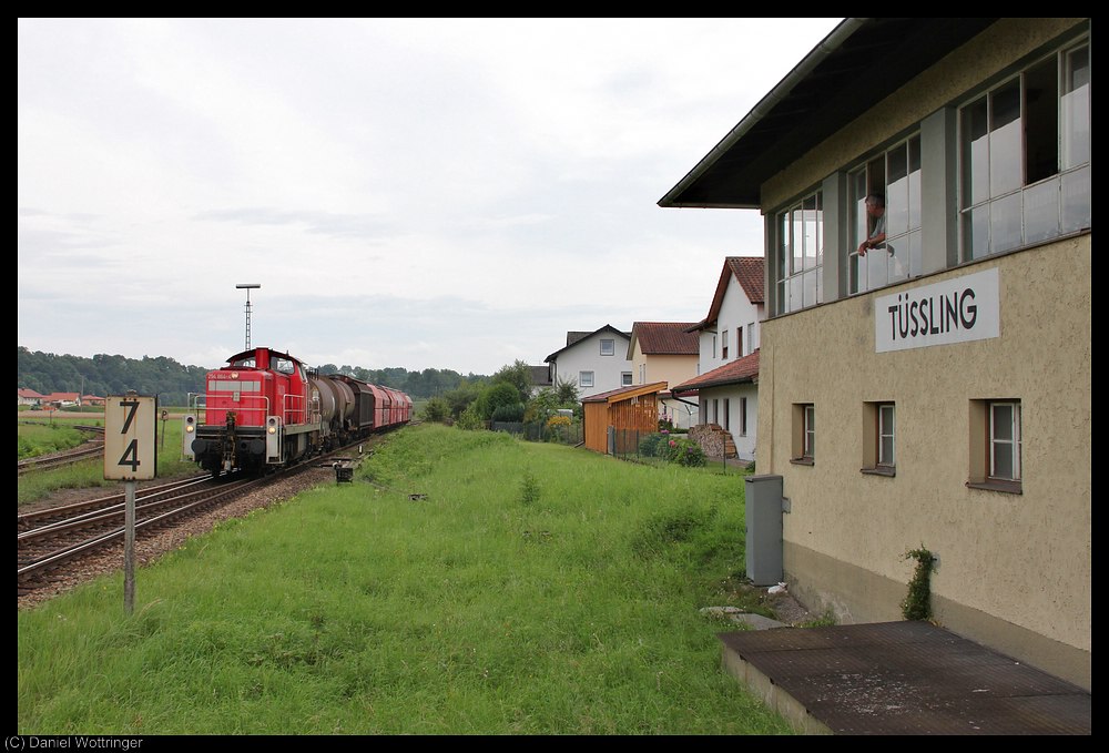 Im Jahre 1973 wurde die heute 294 864 abgenommen. Damals kam sie als 290 364 auf die Welt. 1999 wurde die Lok erstmals umgebaut und erhielt die Nummer 294 364. 2007 wurde die Lok bisher letztmalig umgebaut und erhielt damit die Loknummer 294 864. 
Am 12.08.2010 konnte ich die Lok bei der Durchfahrt durch den Bahnhof T�ssling fotografieren.