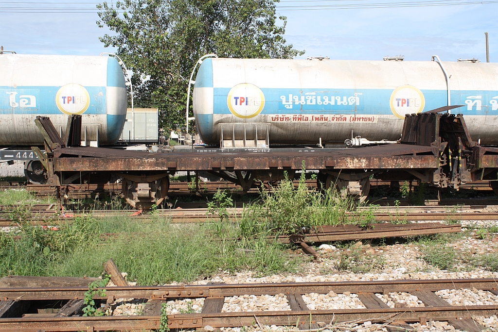 Im Jahre 1978 wurden im Makassan Workshop 17 Wagen der Gattung ข.ต.(ข.ต.=L.S./Low Sided Wagon, Nummerngruppe 1027-1176 gebaut 1938 in Japan) in Flachwagen umgebaut und als ช.ค.(ช.ค.=M.P./Mobile Platform Wagon) bezeichnet. Das Bild zeigt den ช.ค.7 am 24.August 2011 im Bf. Surat Thani.