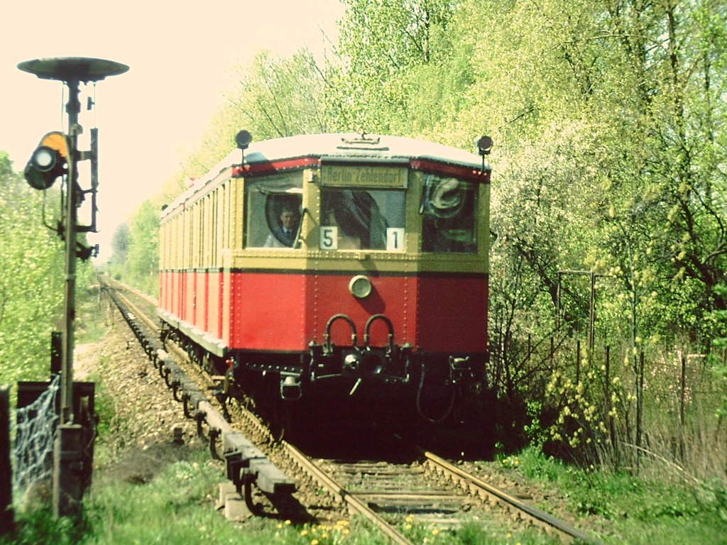 Im Jahre 1980 fuhren noch die letzten Paviertel zwischen Zehlendorf und Dppel.
Mein Foto entstand im Mai 1980-im September wurde u.a. auch diese Strecke nach 
dem S.-Bahnstreik in Werstberlin stillgelegt.