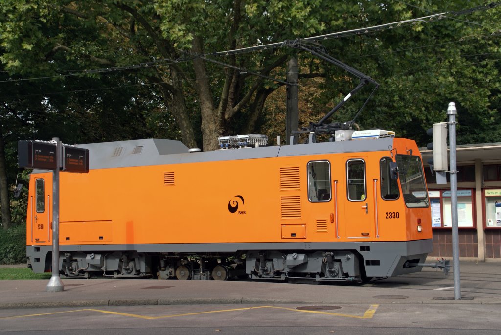 Im Jahre 1995 beschafft die BVB einen neuen Schienenreinigungswagen mit der Betriebsnummer 2330. Hier steht der Xe 4/4 2330 an der Haltestelle Schtzenhaus. die Aufnahme stammt vom 11.09.2008.