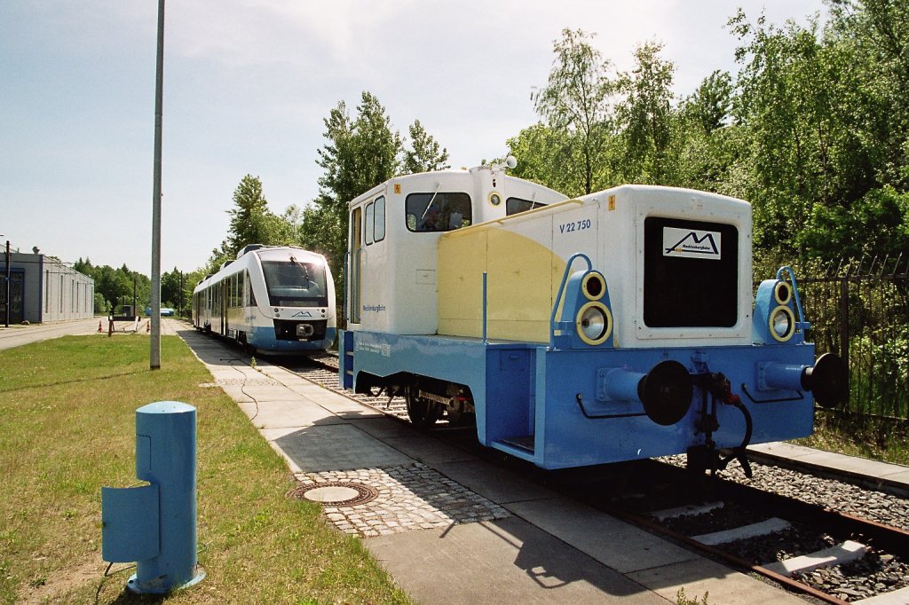 Im Jahre 2004 bei einem Tag der offenen Tr beim Nahverkehr Schwerin konnten neben einem Lint auch diese V 22 750 der Mecklenburgbahn ( OLA ) besichtigt werden