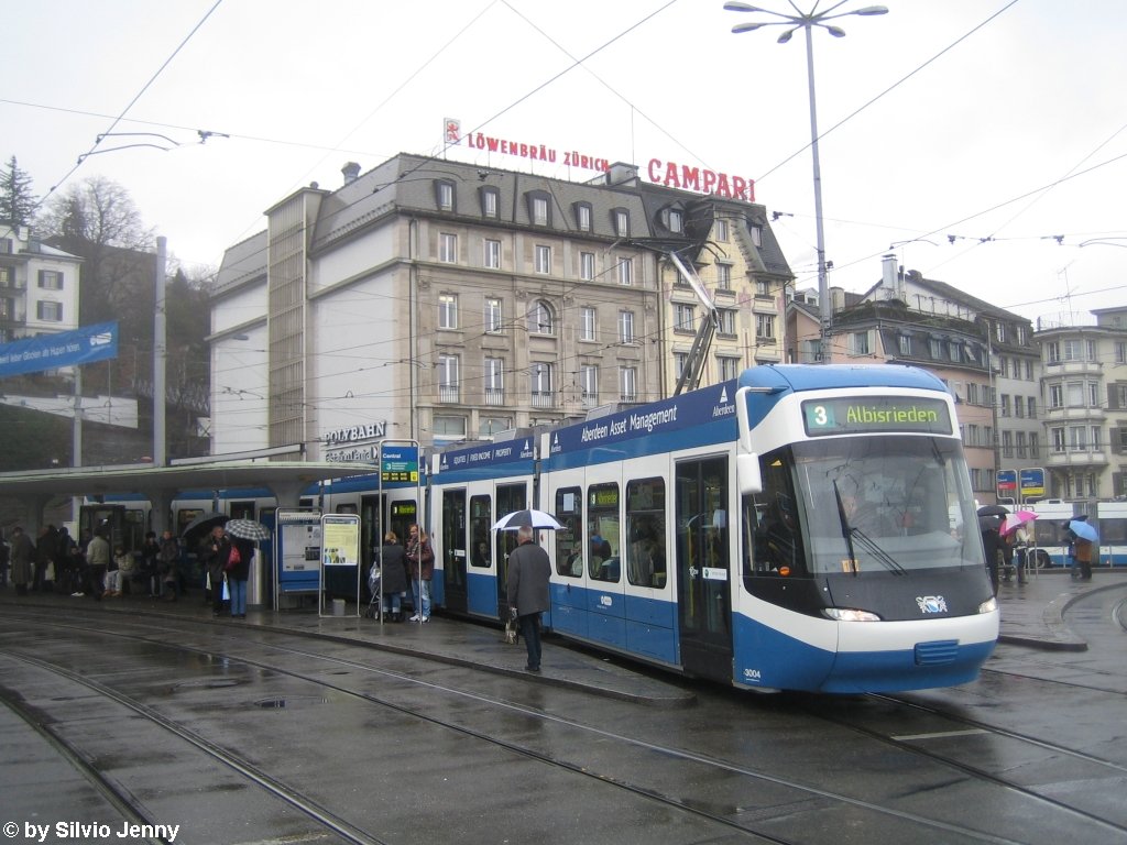 Im Jahre 2008 mussten die Cobra Prototypen aus Versicherungstechnischen Grnden ausser Betrieb genommen werden und durften erst wieder fahren, wenn der Serienumbau abgeschlossen war. Im Jahre 2009 war das bei den Cobras 3001-3005 auch der Fall (3006 wurde wegen gravierender Mngel schon 2007 umgebaut). Am 1.12.09 war die 3004 auf der Linie 3 am Central zu sehen. 