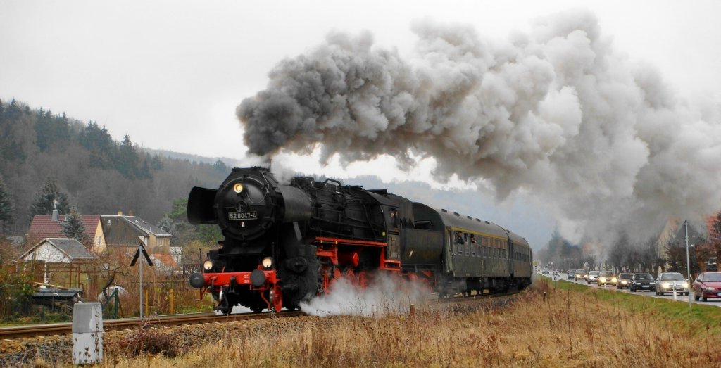 Im Jahre 2009 gab es noch die jhrliche Adventssonderfahrt durch das Mglitztal hinauf nach Altenberg, leider nun (vorerst) nicht mehr. Hier die 52 8047-4 vom BW Nossen am 12.12.09 bei voller Fahrt im Bereich des rtchens Schlottwitz. Leider hat auch diese schne Dampflok erst einmal seit vorigem Jahr Zwangspause und wartet auf grere Reparaturen. Hoffe das Foto gefllt... 
